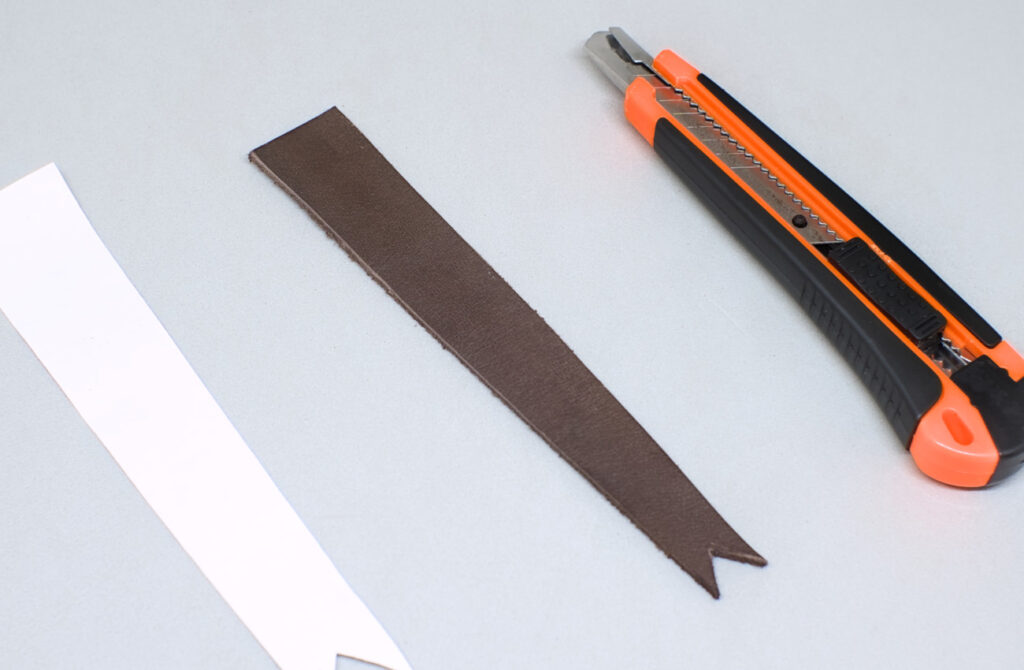 tira de cuero rectangular con forma de estandarte