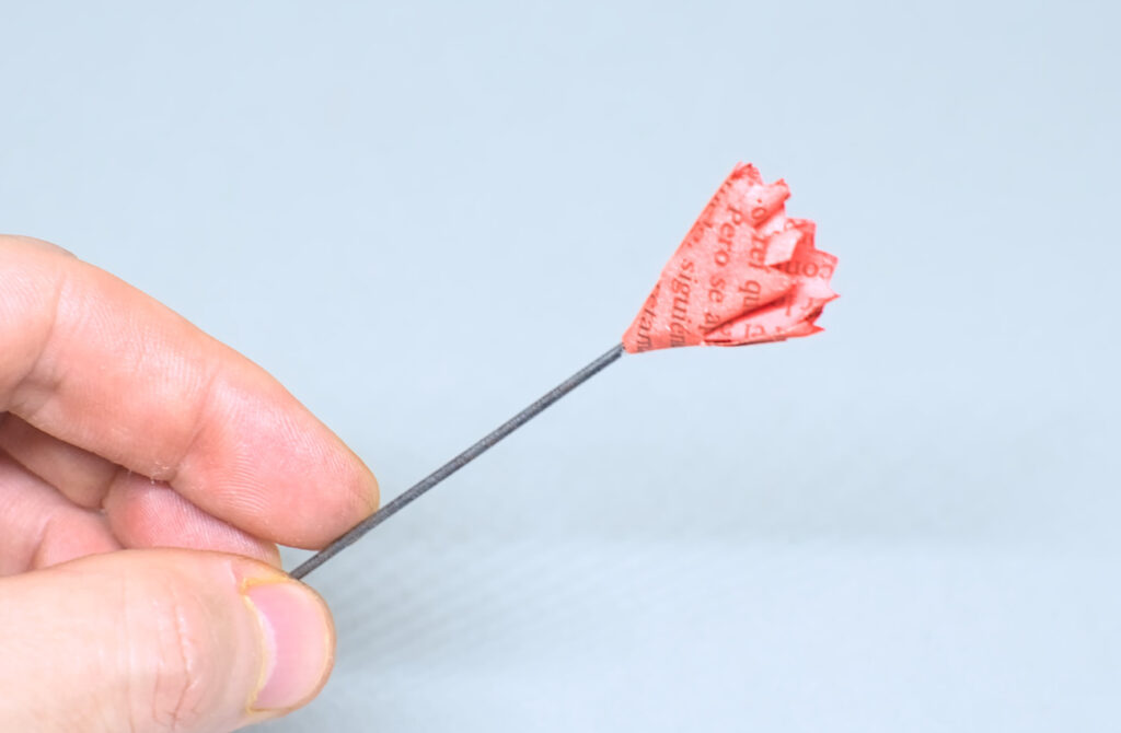 adherida primera pieza de papel para hacer clavel rojo