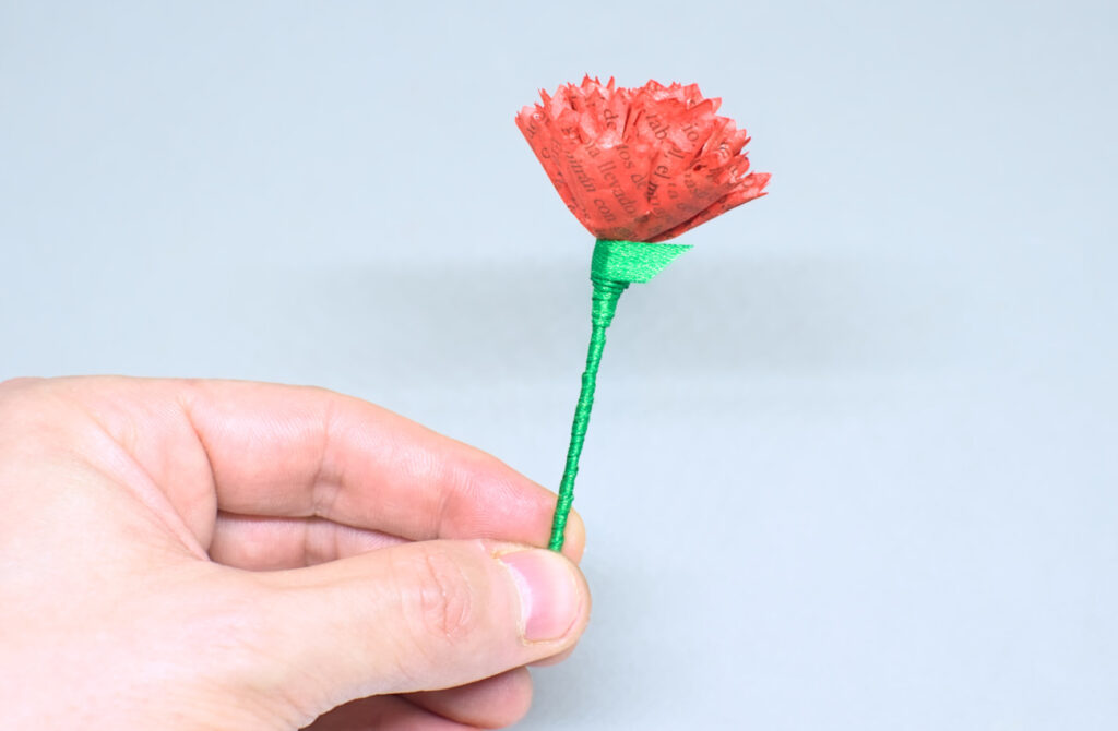 alambre envuelto con cinta de raso verde para asemejar pedunculo y receptaculo de flor de clavel