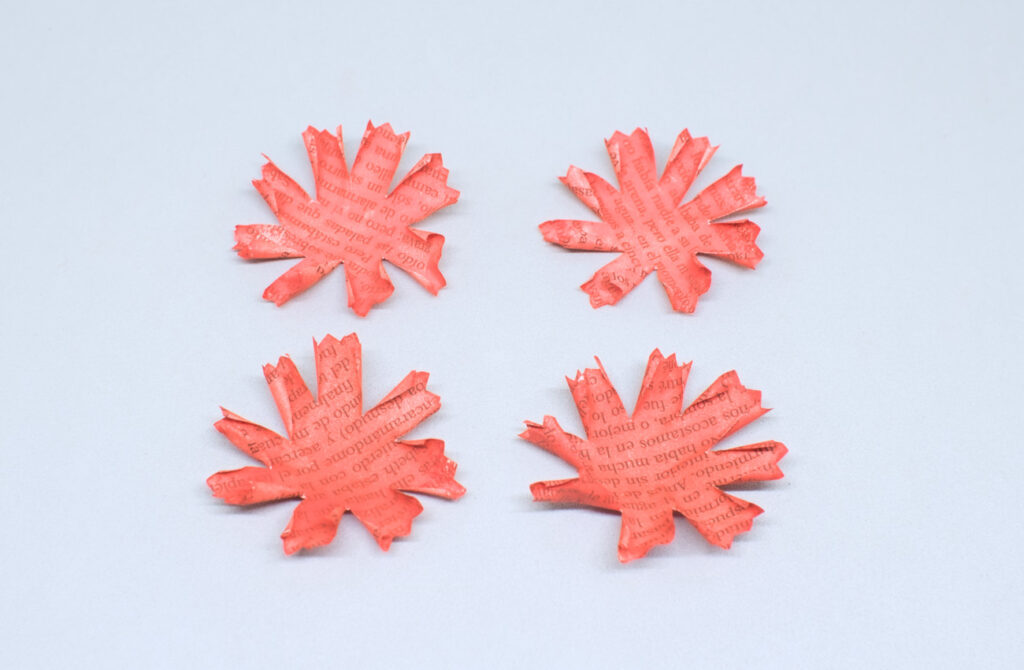 circulos de papel rojo cortado con la forma basica de petalos de clavel