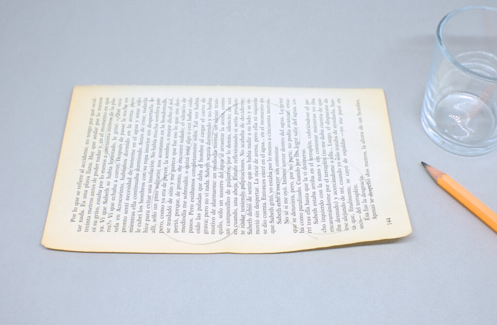 circulos marcados en hoja de papel de libro