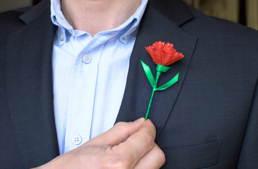 clavel rojo de papel para la solapa