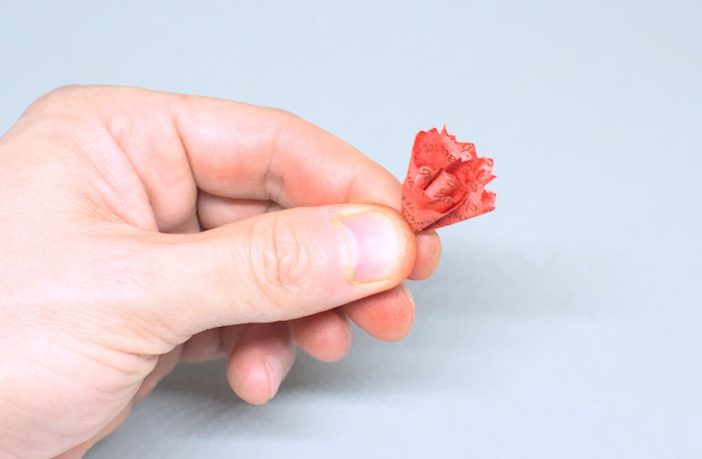 cucurucho de papel para hacer petalos de flor de clavel rojo