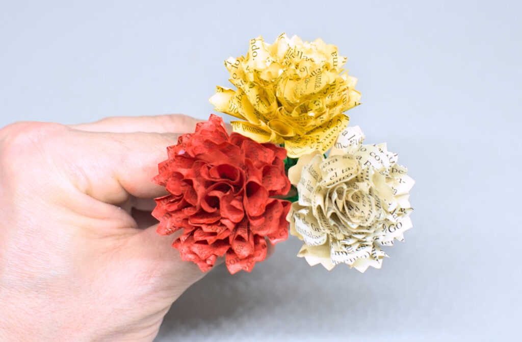 claveles de papel flores de clavel de colores hechas con papel y cinta de raso
