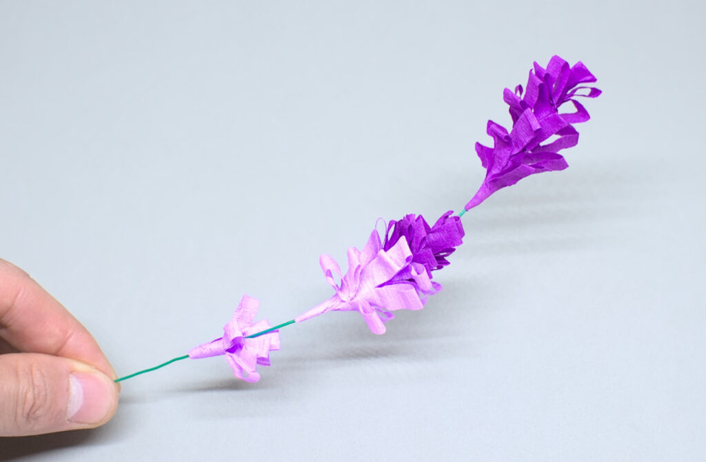 lavanda con papel crespon de colores y alambre de jardineria
