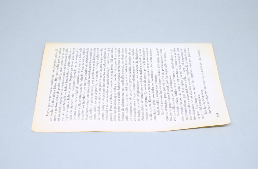 hoja de papel de un libro