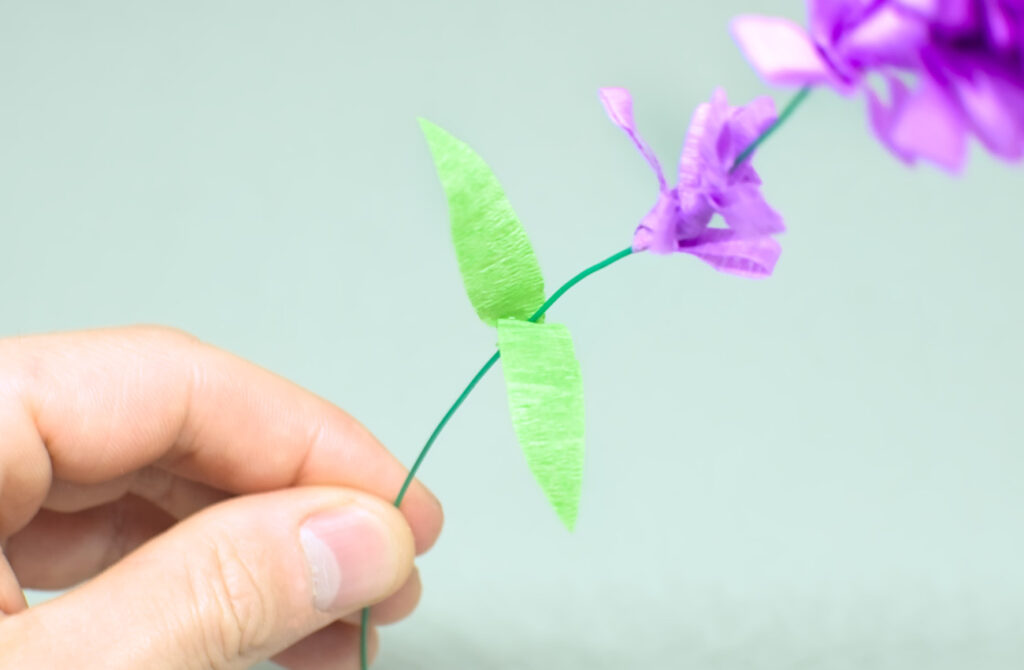 hojas simetricas de papel crespon adheridas en alambre fino