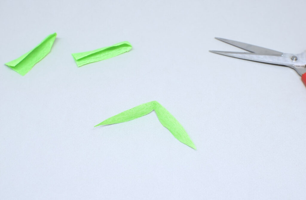 hojas simetricas de papel crespon verde para ramillete de lavanda