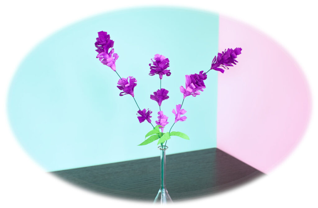 pequeños ramilletes de lavanda hechos con papel crespon