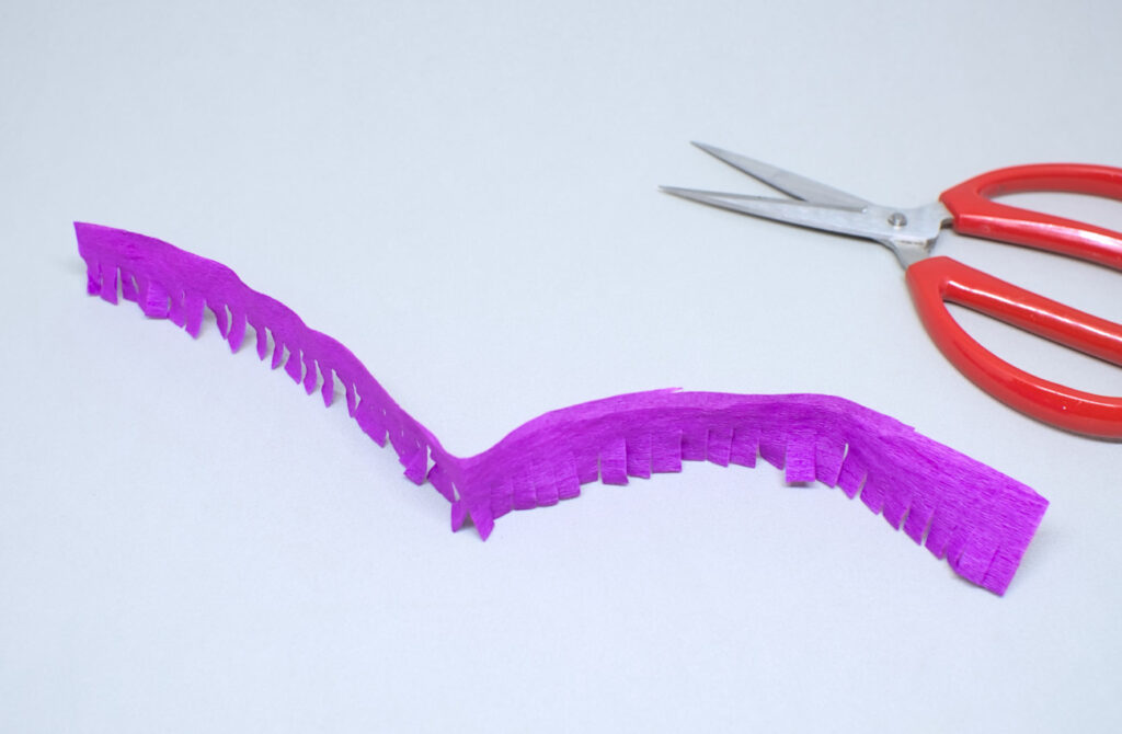 tira con flecos de papel crespon purpura