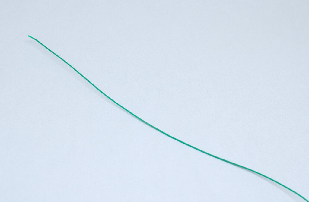 trozo de alambre fino para jardineria estirado