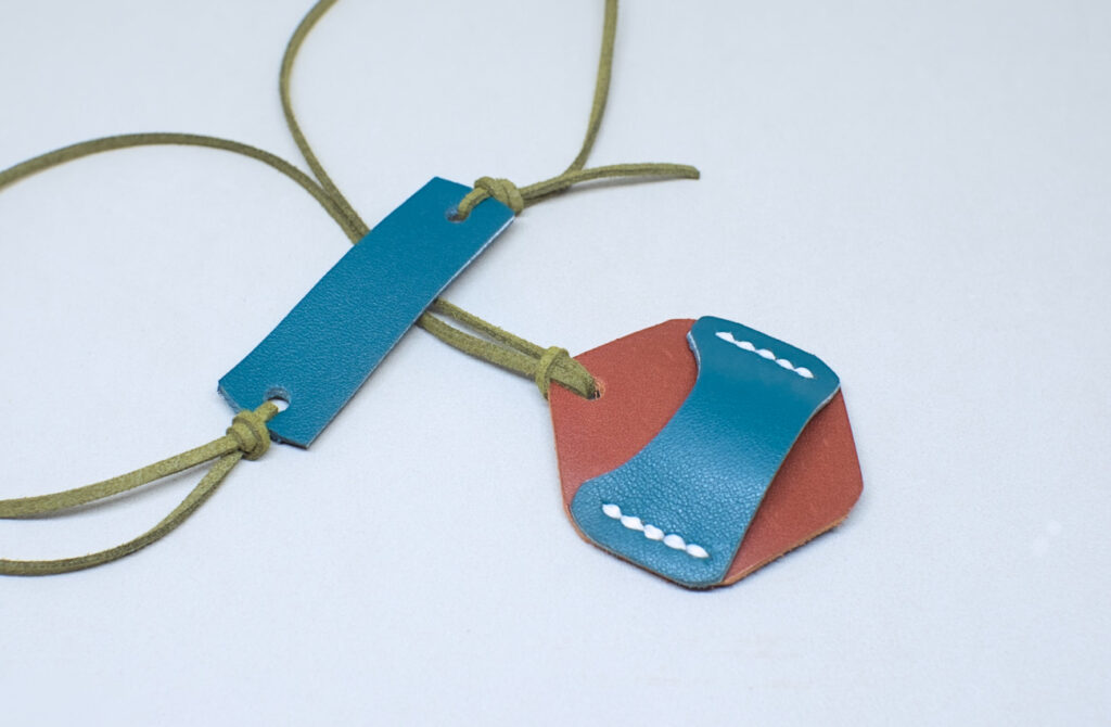 collar portagafas hecho con retales de cuero