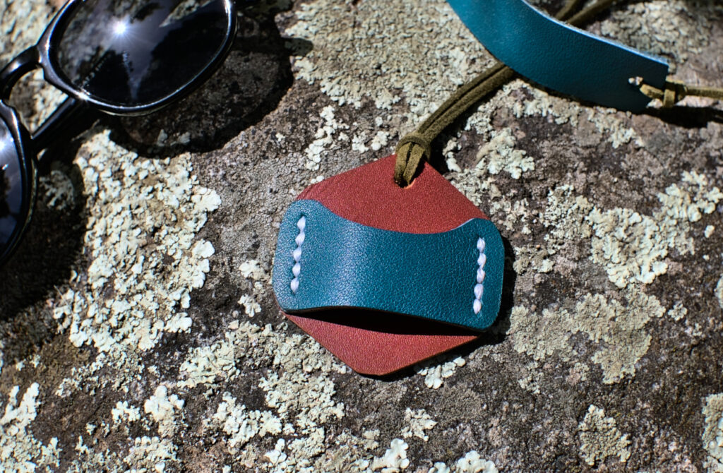 collar portagafas hecho con retales de cuero de colores