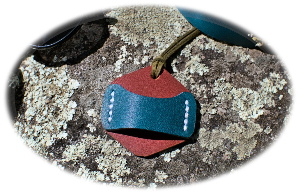 collar portagafas hecho con sobrantes de cuero de colores