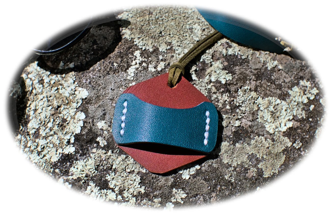 collar portagafas hecho con sobrantes de cuero de colores