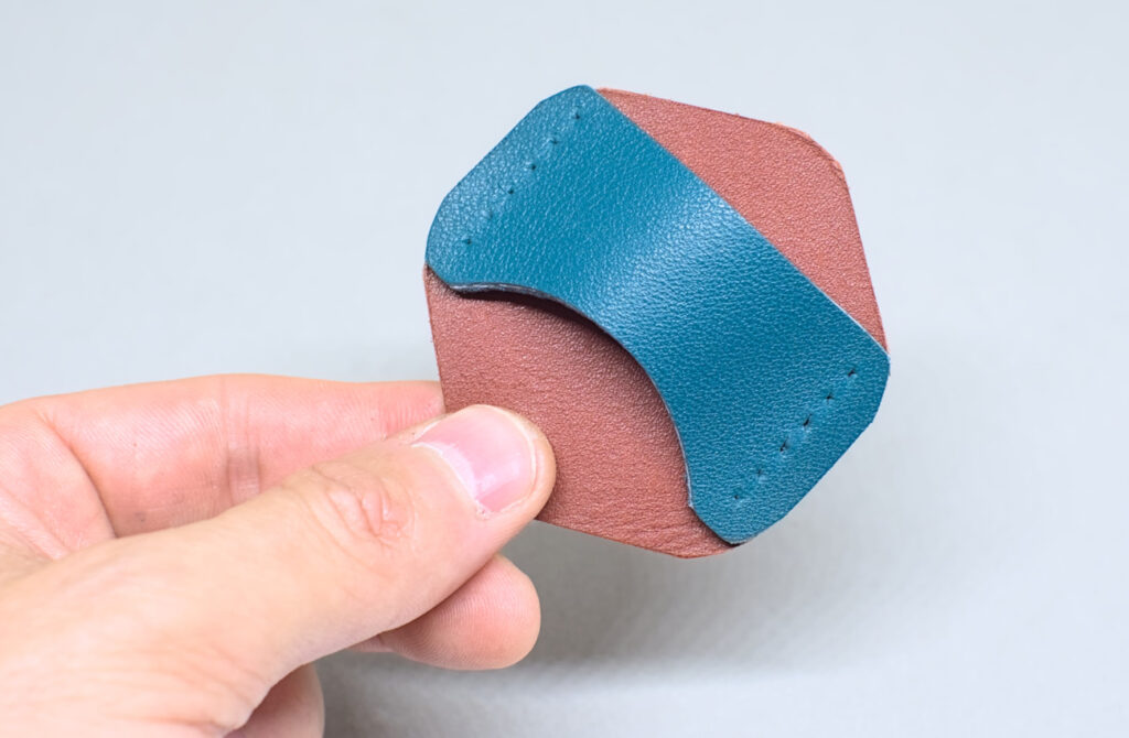 lineas de costura perforadas en piezas de cuero