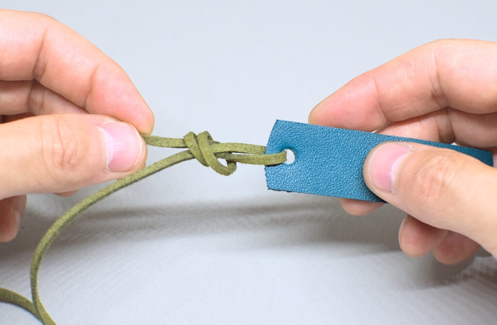 nudo corredizo para anudar tira de cuero para collar portagafas