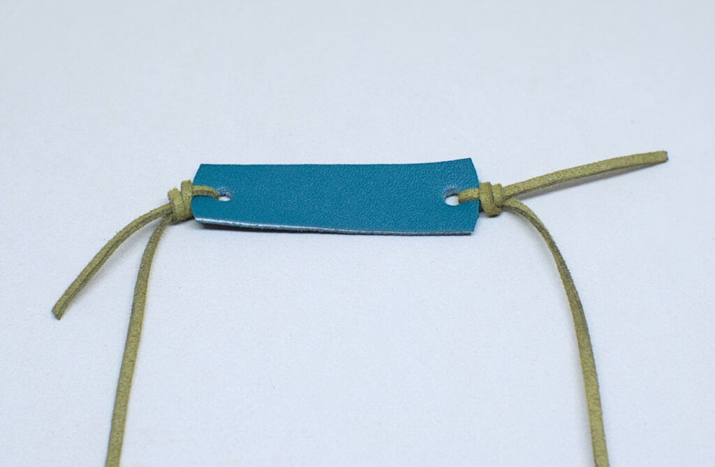 nudos corredizos ajustados para anudar tira de cuero para collar portagafas