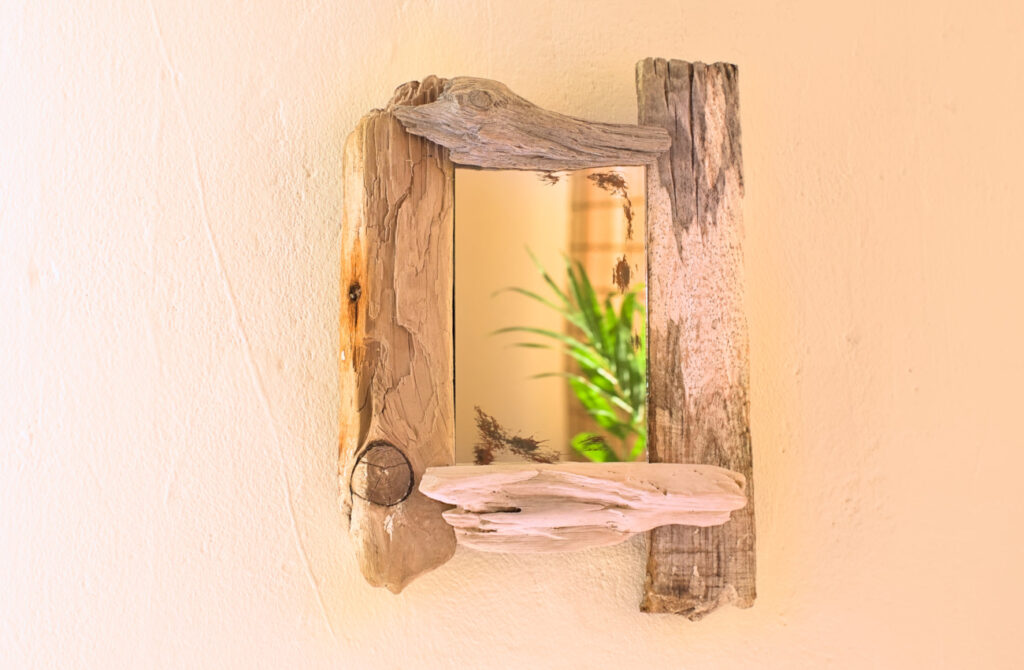 pequeño espejo enmarcado con moldura de madera de deriva