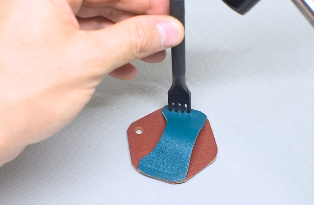 perforando linea de costura en piezas de cuero con tenedor