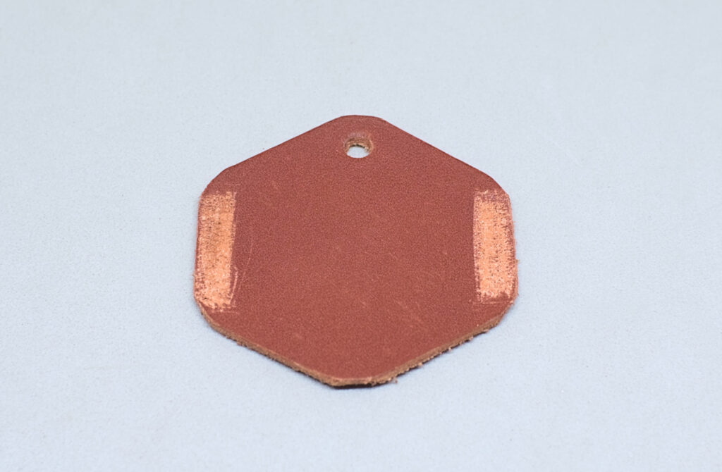 pieza de cuero hexagonal con superficie lisa rasapada en dos lados