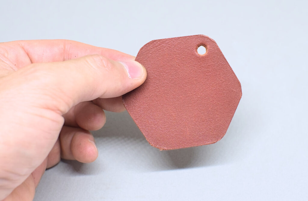 pieza hexagonal de cuero con orificio en un vertice