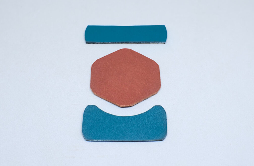 piezas de cuero de colores con formas geometricas