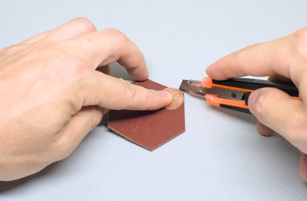 redondeando vertices del hexagono de cuero con moneda