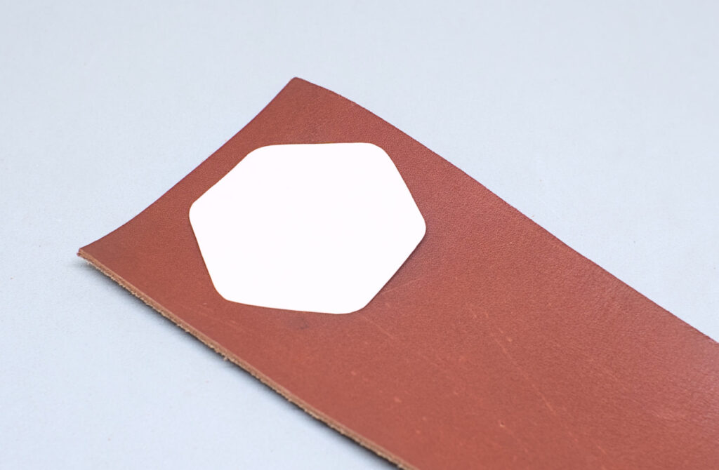 retal de cuero marron castaño y patron hexagonal