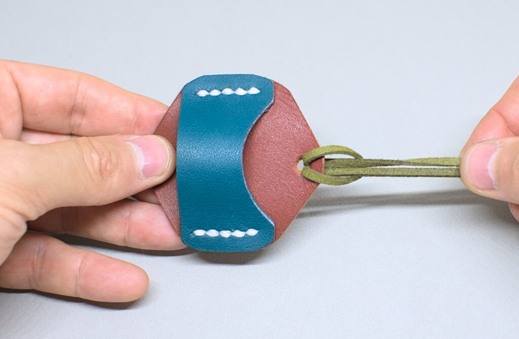 tercer paso para hacer nudo de alondra para collar portagafas