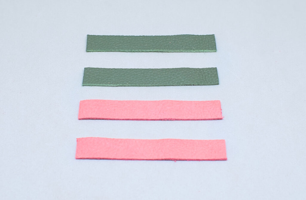 cuatro tiras de cuero bombeado de color rosa y verde oscuro
