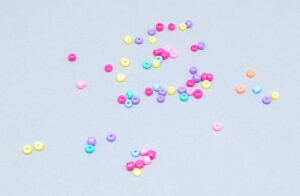 cuentas de plastico de colores