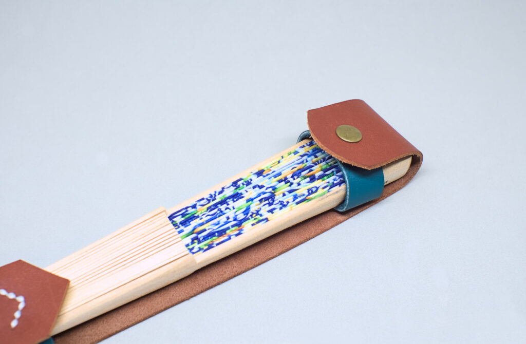 funda de cuero cerrada con abanico en su interior
