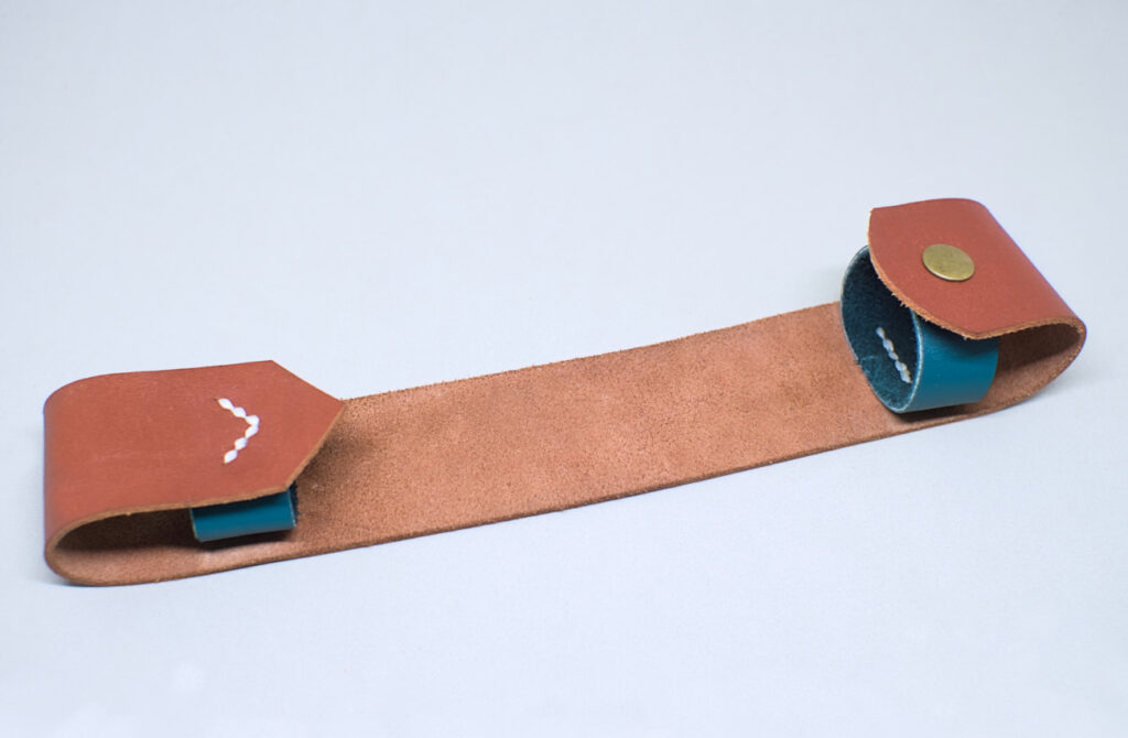 funda para abanico hecha con retales de cuero de colores