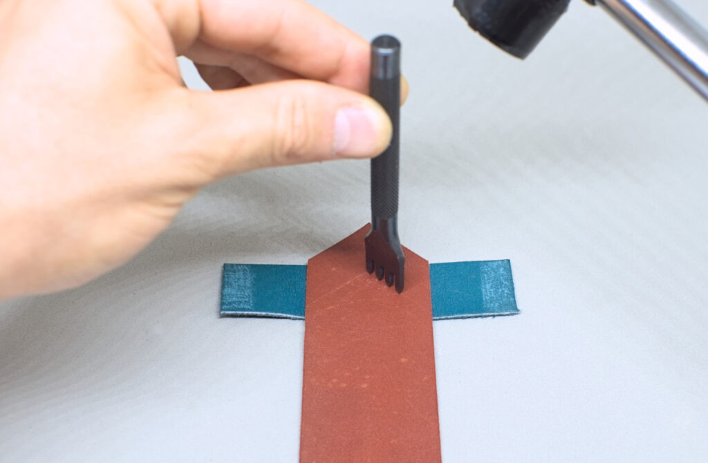 perforando orificios en linea de costura con tenedor