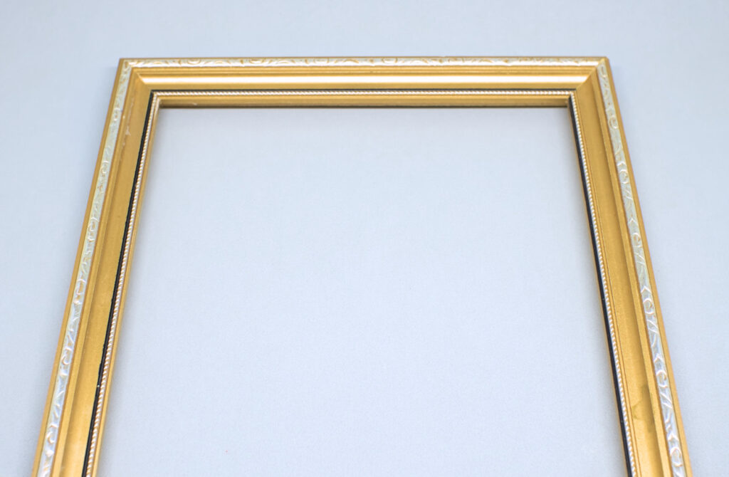 marco de madera antiguo en color dorado