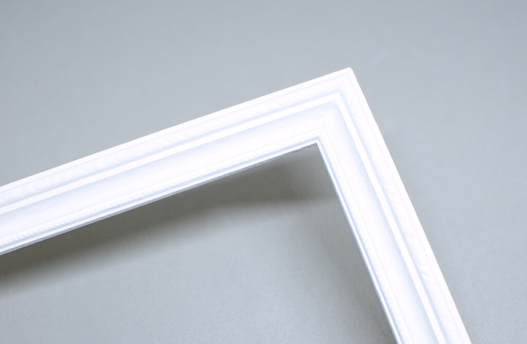 primer plano marco de madera pintado de blanco con esmalte al agua
