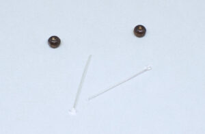 alfileres con tope y cuentas de madera