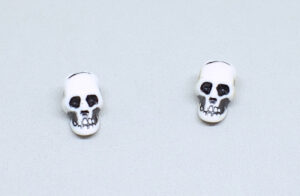pequeñas calaveras de plastico